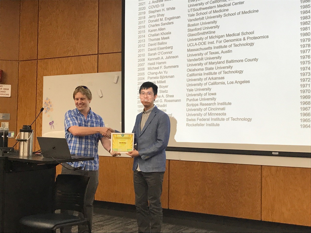 Chien-Wei Wang accepts award from Erick Holmstrom